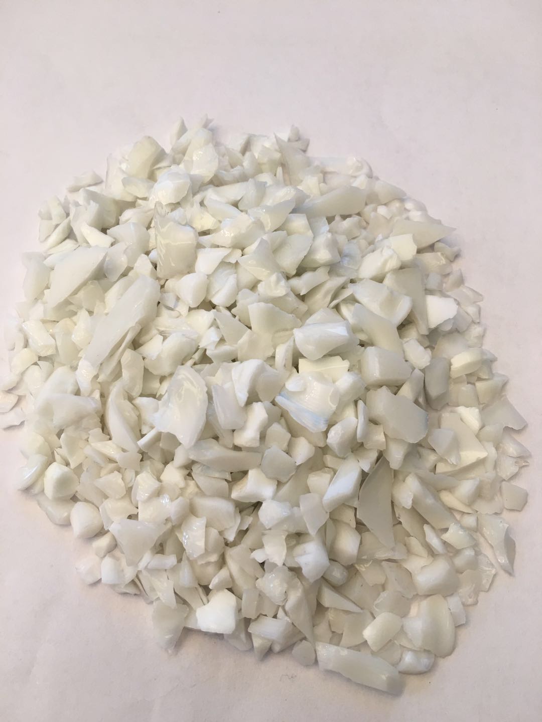 White Glass Chips for Producing Kitchen Countertops